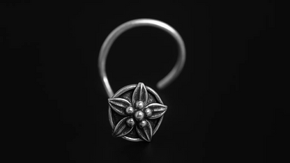 Queen’s Floral Charm Nosepin