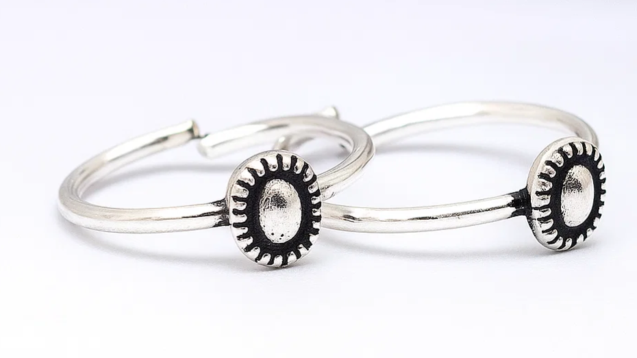 Antique Silver Adjustable Toe Ring – Traditional Tribal Design